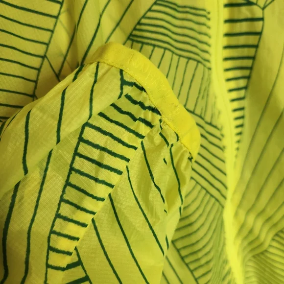 BROOKS RUN HAPPY DRIFT SHELL LIGHTWEIGHT WINDBREAKER JACKET SIZE MED WOMENS - Picture 7 of 10